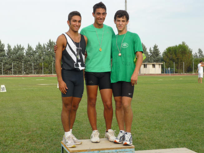 Valerio Di Blasio, al centro, e Edy Di Egidio, a destra della foto: Alfieri dell'Ecologica G Giulianova nel 2009 