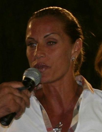 Giulianova (Te), 22.7.2012 - Annalisa Minetti, madrina del XII Meeting giovanle di Atletica Leggera "Citt di Giulianova": La cantante,  prossima partecipante alle Paranpiadi di Londra dove parte favorita nella gara dei mt. 1500,  campionessa mondiale di questa specialit e sta effettuando un periodo di allenamento al campo di Giulianova, accompagnata da un grande dellatletica leggera italiana, il mezzofondista Andrea Giocondi, olimpionico e vice campione mondiale dei mt. 1500.