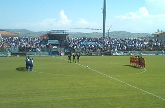 Giulianova-Andria, Rubens Fadini, gara di andata dei play out di Prima Divisiobe, 23 maggio 2010: Le squadre durante il minuto di raccoglimento per le due vittime italiane in Afganistan