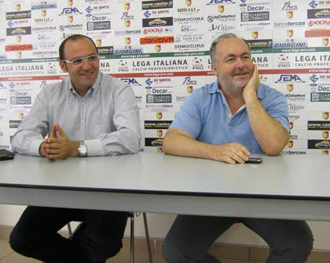 Giulianova, Gioved 1 Settembre 2011 - Nella sede del Giulianova Calcio, il presidente del Giulianova, Dario DAgostino ha tenuto lattesa e auspicata  conferenza stampa (sollecitata da www.giulianovailbelvedere.it), sulle gravi accuse da un anonimo procuratore del calcio rese pubbliche da tv larepubblica.it  in merito ai (presunti) soldi incassati dai genitori per fare giocare i figli e per la quale si avverte odore di querela da parte del sodalizio giallorosso