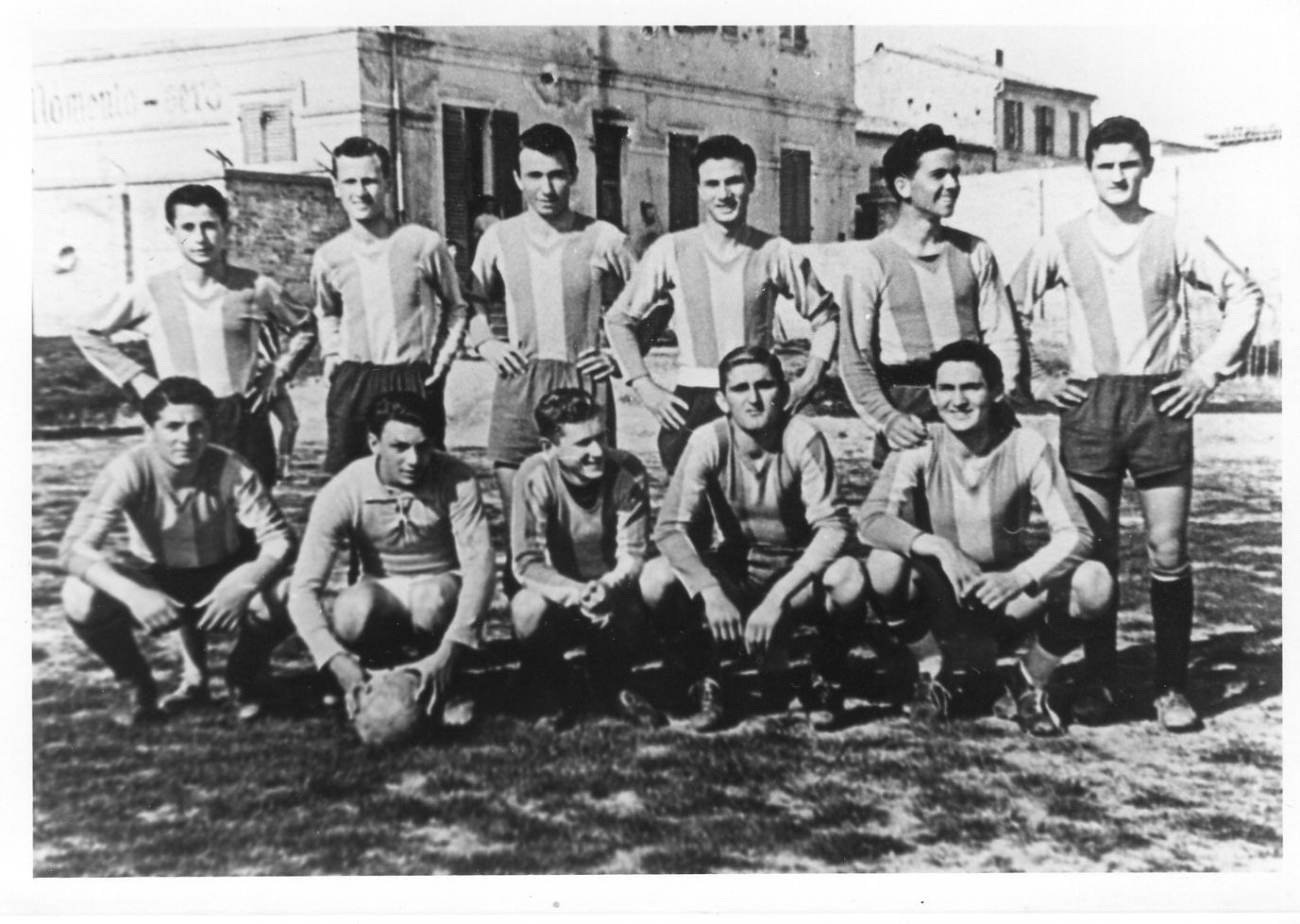 Vittorio De Luca in una delle esperienze giovanili con le squadre di Giulianova: De Luca è il secondo da sinistra, in piedi.