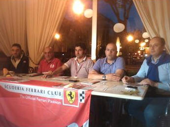 GIULIANOVA, 12.6.2013 -  E stato presentato questa sera, presso lHotel Cristallo di Giulianova, il Raduno del Decennale della Scuderia Ferrari Club di Villa Rosa di Martinsicuro che si svolger Sabato 22 e Domenica 23 Giugno prossimi. Ad illustrare liniziativa, nella conferenza stampa moderata dal collega Walter De Berardinis e presenziata dal Vice sindaco di Giulianova Gabriele Filipponi, sono intervenuti il Presidente del club, Dino Natali, il vice presidente  Riccardo Guercioni, figlio di Abramo Guercioni, al cui ricordo  dedicato il memorial giunto allXI edizione, e il consigliere Gabriele Barcaroli, che molto si  impegnato per il ritorno delle rosse a Giulianova dopo due anni.