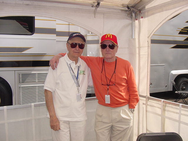 Paul Newman, uno dei pi grandi miti di Hollywwod, a destra, con il giornalista giuliese-americano Lino Manocchia in una delle foto scattate in occasione delle corse automonilistiche: Manocchia ricorda l'amico Paul, nel 2 anniversario della scomparsa, avvenuta il 26 settembre 2008  