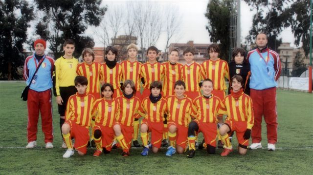 Scuola Calcio Giulianova: La "rosa" ed i tecnici della squadra Esordienti '97 che ha partecipato alla IV Christmas Cup di Roma, sfiorando la vittoria in semifinale con la Lazio, vincitrice del torneo 