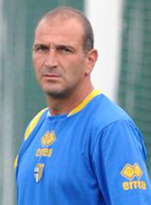 Tiziano De patre, nato a Notaresco (Te) nel 1968, � stato lanciato dal vivaio del Giulianova e dopo una lunga carriera in Serie A e Serie B, ha intrapreso la strada di allenatore. Negli ultimi quattro anni ha guidato le giovanili del Parma fino alla Primavera: De Patre sarebbe l'unico candidato a guidare il Giulianova baby che affronter� il prossimo campionato di Seconda Divisione.