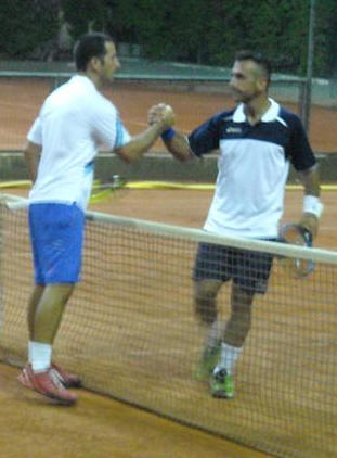 Fernando Javier Gianini e Jonathan Diomedi: Giulianova, 7.8.2012- &nbsp;Sul campo n. 1 del Centro Sportivo di Via Ippodromo, l�argentino Fernando Javier Gianini (2.6), del Ct Pescara, ha vinto ieri sera il Trofeo Ruggieri open maschile, organizzato dal Ct Giulianova, battendo in finale il giuliese del Ct Mosciano, Jonathan Diomedi (2.5). Gianini ha prevalso con il risultato di 2-6 6-4 6-1, al termine di una appassionante battaglia, tecnica e agonistica, protrattasi per oltre 2h e 30�.