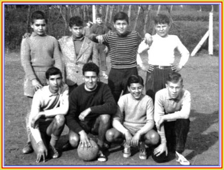 Nevio De Luca  grande appassionato di calcio e tifoso a distanza del Giulianova: Nella foto  l'ultimo in ginocchio a destra della squadretta che partecipava ad un torneo negli anni '50  