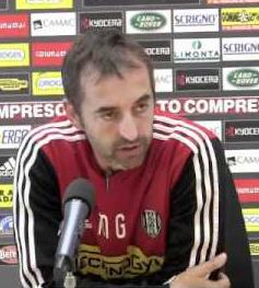 Marco Giampaolo  nato il 2 agosto 1967 a Bellinzona, in Svizzera, ma da genitori giuliesi. Come calciatore  cresciuto nel Giulianova. Mediano metodista,  arrivato a giocare in Serie B nell'Andria. Da allenatore, prima del Cesena, ha guidato Ascoli, Cagliari, Siena, Catania.