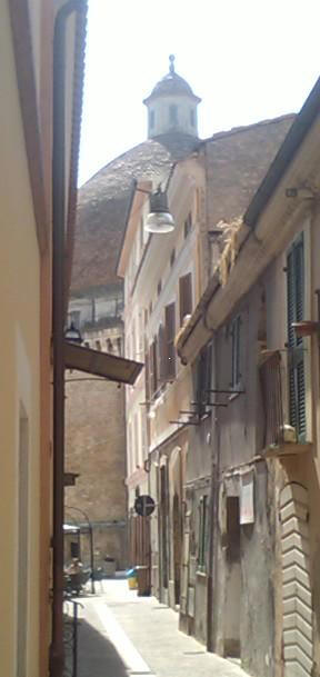 Centro Storico a Giulianova: l'imponente Cupola del Duomo di San Flaviano, XV secolo, si scorge in fondo a uno dei caratteristici vicoli della parte antica della citt