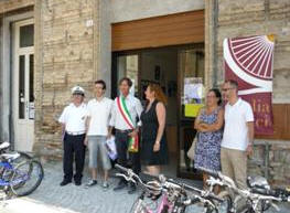 E' stato inaugurato stamane da sindaco Francesco Mastromauro, presenti l'assessore alle Manifestazioni Nadia Ranalli, il comandante della Polizia municipale Roberto Iustini e il dirigente comunale Andrea Sisino, il nuovo Ufficio Informazioni Turistiche del Centro storico, ubicato nella centralissima piazza Buozzi.