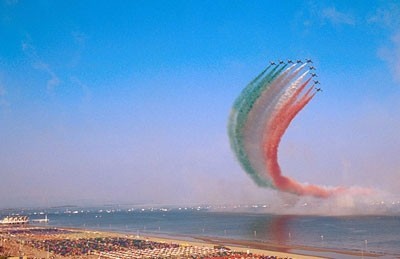 ROSETO DEGLI ABRUZZI (Te), 13.5.2013 -  Bagno di folla ieri pomeriggio a Roseto per assistere allAir Show, terza tappa dello spettacolo aereo con lesibizione della prestigiosa Pattuglia Acrobatica delle Frecce Tricolori. Calcolati oltre 150 mila spettatori provenienti dall'intero Abruzzo e da altre regioni.