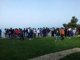 PINETO (Te), 30.4.2013 - In visita oggi allArea Marina Protetta oltre 100 ragazzi di due scuole medie provenienti da Nicolosi e Citt S.Angelo: localit geograficamente distanti (la prima situata alle pendici dellEtna, laltra in provincia di Pescara) ma unite da un gemellaggio che dura ormai da un decennio. E nel cammino intrapreso insieme hanno deciso di fare tappa a Torre Cerrano, per far scoprire agli studenti uno degli angoli pi suggestivi della Regione Verde dEuropa.