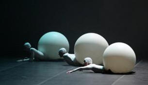 LANCIANO (Ch), 11.3.2013 - Sabato scorso, 9 Marzo, al Teatro Fenaroli di Lanciano,  andato in  scena FireFly, spettacolo della compagnia eVolution dance theater. Per unora e mezza hanno volato, saltato, danzato, corpi di ballerini e acrobati, destando stupore e incantamento nei bambini e negli adolescenti, quanto negli adulti. 