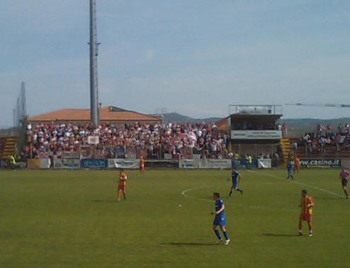 Giulianova-Rimini 0-2, Domenica 9 Dicembre 2010, 34a Giornata di Prima Divisione: Azione di gioco davanti ai 350 tifosi riminesi assiepati nei distinti centrali per la chiusura dei settori est riservati di solito agli ospiti settore distinti