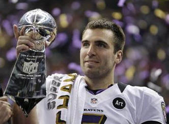 NEW YORK. 2.3.2013 - Joe Flacco, l'uomo del match nella finale del superbowl di football americano che ha visto trionfare i Baltimore Ragens. Il quarterback di origini abruzzesi ha firmato il nuovo contratto per lammontare di 120,6 milioni di dollari in sei anni, pari a 20,1 milioni annui, somma che fa stralunare anche i grossi calibri dello sport mondiale.