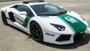 L'angolo acuto di Lino Manocchia - New York, 12.4.2013. Colpisce la notizia che giunge da Dubai, uno degli Emirati Arabi Uniti: la polizia della nazione guida lauto pi stravagante e costosa  di questa terra: la Lamborghini Avendador dai colori bianco e verde, che si allinea con le numerose Chevy  Camaro appositamente create dalla General Motor. La Avendador  spinta da un motore di 700 Hp e pu erogare 217 miglia (349 kmh) lora e sfiora  60 miglia in meno di 3 secondi.