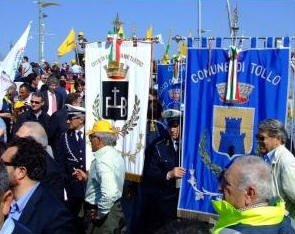 PESCARA, 14.4.2013 - Una marea umana, festante e colorata, paralizza per un intero pomeriggio il centro di Pescara. E' il popolo del "no Ombrina Mare", che si oppone alla petrolizzazione della costa e chiede un modello di sviluppo basato sulla valorizzazione delle risorse naturali, sul turismo di qualit e sulle eccellenze del territorio. Sul numero dei partecipanti  il solito balletto delle cifre: 40 mila per gli organizzatori, 12 mila secondo la Questura.