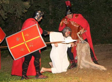 GIULIANOVA, 25.3.2013 - Non ha tradito le attese la nona edizione della Passio Christi", la rappresentazione scenica delle ultime ore di vita di Cristo, che si   tenuto sabato 23 e domenica 24 marzo 2013 dalle ore 19.00 nella splendida cornice di Casa Maria Immacolata a Giulianova Alta, gremita, per loccasione di fedeli e visitatori, provenienti anche da altre regioni dItalia.