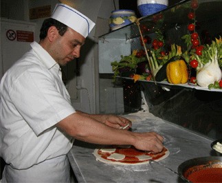 L'angolo acuto di Lino Manocchia - NEW YORK, 2.5.2013 -  In Italia, la strana Nazione, ancora una volta impegnata con le Elezioni Politiche, si verificano casi ancor piu strani. In Italia, ecco la notizia, mancano i Pizzaioli. E il londinese Telegraph Newspaper ad emettere simili raffronti facendo uso del sempre odiato, sarcastico stile giornalistico. Dunque gli inglesi si sono accorti che nel mondo mancano i cuochi della Pizza. 