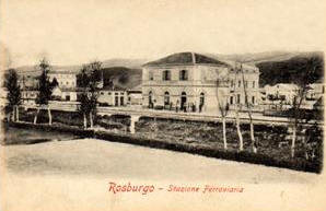 ROSETO DEGLI ABRUZZI (Te), 20.5.2013 - Una interessante mostra antologica,  stata allestita da due collezionisti di Roseto degli Abruzzi, tutta incentrata sul compleanno che nel mese di maggio festeggia la Citt delle Rose (ndr 22 maggio 1869 nasceva lattuale Roseto degli Abruzzi) e la ferrovia adriatica. Utile ricordare che era il 13 maggio del 1863, quando per la prima volta un treno con a bordo il Re dItalia Vittorio Emanuele II, percorse il tratto che da San Benedetto del Tronto, arriv nellallora stazione di Castellammare Adriatico (ndr oggi Pescara) percorrendo la Ferrovia Adriatica.
