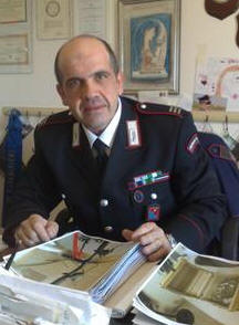 ROSETO DEGLI ABRUZZI (Te), 19.4.2013 - Proseguono con successo le indagini dei Carabinieri tendenti a far luce sui furti che nelle ultime settimane hanno afflitto il litorale Rosetano.  I militari, diretti personalmente dal Mar.Ca. RUSCIO Francesco (foto) comandante della Stazione di Notaresco, insieme ai colleghi del Nucleo Operativo e Radiomobile, dopo larresto del giovane bulgaro DIMITROV Deyan, operato il 16 aprile u.s. [vds comunicato del 17 aprile 2013],  hanno denunciato in stato di libert alla Procura della Repubblica di Teramo tre persone, I.D.B. 27 enne di Notaresco, L.B. 40 enne di Silvi Marina   e M.C. 57 enne di Roseto con laccusa di ricettazione in concorso. 