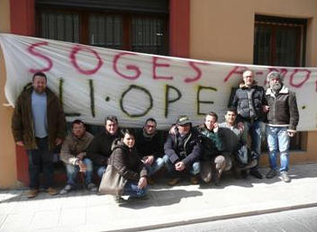 Giulianova, 19.3.1023 - Operai della Sogesa davanti al Comune per il lavoro