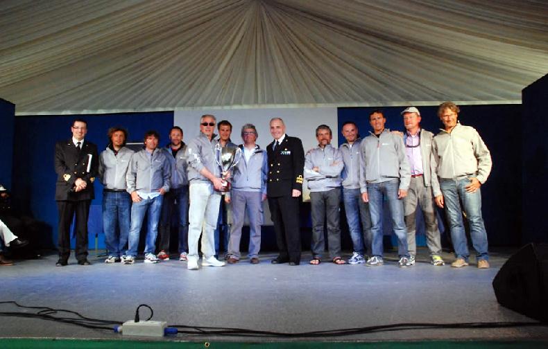 Sergio Quirino Valente, armatore del gruppo Grrinta, ha ottenuto notevoli successi e piazzamenti nella stagione velistica 2010: Valente in primo piano con il suo equipaggio e le autorità in occasione della premiazione al Campionato Italiano di Livorno al termine del circuito Orc sul Mar Tirreno
