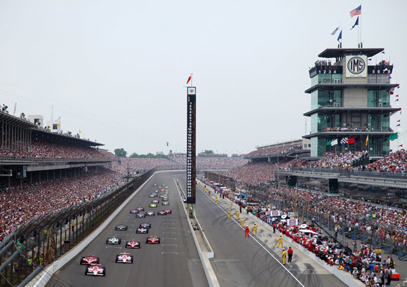 Indianapoli: Con cento anni sulle spalle, record, gare, incidenti, piloti e spettatori, il Colosseo d’acciaio celebra il suo compleanno offrendo, il 29 maggio, la 95ª mitica 500 miglia di Indianapolis, la porta del granaio americano, il cuore pulsante dello stato dell’Indiana, un tempo piccola cittadina popolata da 400 mila persone.