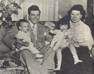 Mario Lanza in un quadretto fagliare: Qui con la moglie Betty e due dei quattro figli