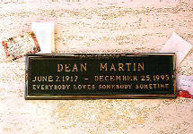 Dean Martin, nome d'arte di Dino Paul Crocetti: L'epitaffio sulla sua tomba titolo della sua famosa canzone "Everybody loves somebody sometime"