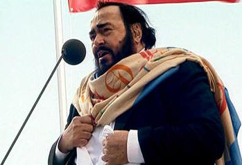 New York, 20.02.12 - Quarant’anni or sono, il 17 febbraio 1972, il ‘’Colosso del palcoscenico”, al secolo Luciano Pavarotti, conquisto’ l’America con un Concerto al Metropolitan Opera di New York. La sua interpretazione ne ”La figlia del reggimento” mandò in delirio la folla che applaudi’ chiedendo 17 volte l’apertura del sipario.