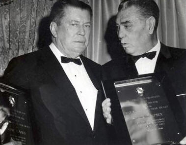 New York, 6.02.2012 - Cento quindici anni fa nell’arrancante nazione Yankee vivevano due personaggi che gli eventi posero sul piedistallo della storia irlandese, due colossi del mondo guantato: Willard Harrison Dempsey (al secolo Jack Dempsey) detto il “Manassa Mauler”, “Il massacratore di Manassa”, dal nome della città natale, in Colorado, e James Joseph (Gene) Tunney, il “Professorino”. Entrambi scrissero pagine indelebili di pugilato con i loro incontri di Filadelfia e Chicago.