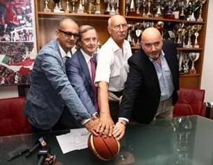 Teramo, Sabato 2 Luglio 2011 - Si  tenuta questa mattina, nella sede sociale della Teramo Basket, la conferenza stampa di presentazione della nuova propriet, composta da Lino ed Antonio Pellecchia, Alfredo e Lucio Capasso (foto Michele Carrelli). Inoltre vi hanno preso parte Antonio Biancacci, il confermato direttore sportivo Lorenzo Marruganti ed il nuovo Presidente Corrado Pellanera.