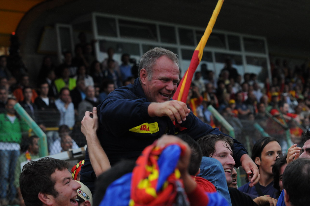 Leonardo Bitetto, allenatore del Giulianova, spera di rivivere il secondo trionfo consecutivo per la salvezza: Nella foto, nel giorno della promozione in Prima Divisione