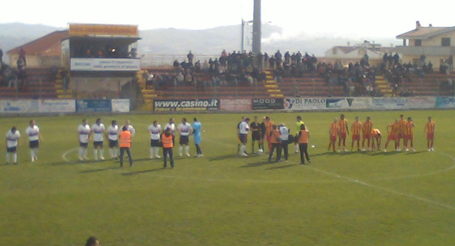 Giulianova-Taranto, 25a giornata Girone B di Prima Divisione, Domenica 28 Febbraio 2010, Stadio Fadini: Le squadre schierate al centro del campo.