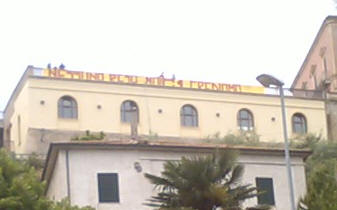 Giulianova-Andria, play out del Girone B di Pima Divisione 2009/10: Gli ultras del Giulianova hanno esposto uno striscione nella baluastra del Belvedere, il punto pi panoramico della citt, per invitare a credere nella salvezza