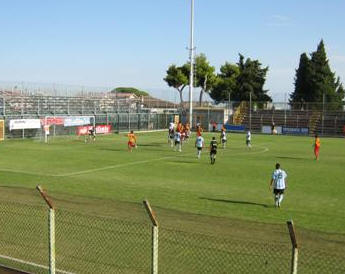 Giulianova-Arzanese 1-2: Giulianova, Mercoled 14 Settembre 2011 - Seconda sconfitta consecutiva del Giulianova, questa volta al Fadini. Un vero harakiri contro l'Arzanese che non  apparso avversario irresistibile. I giallorossi, oltre alla cronica inconsistenza in attacco e agli errori in occasione delle due reti ospiti, si sono fatti male rimanendo in dieci ad inizio ripresa per doppia ammonizione a Carbonaro, stranamente nervoso 