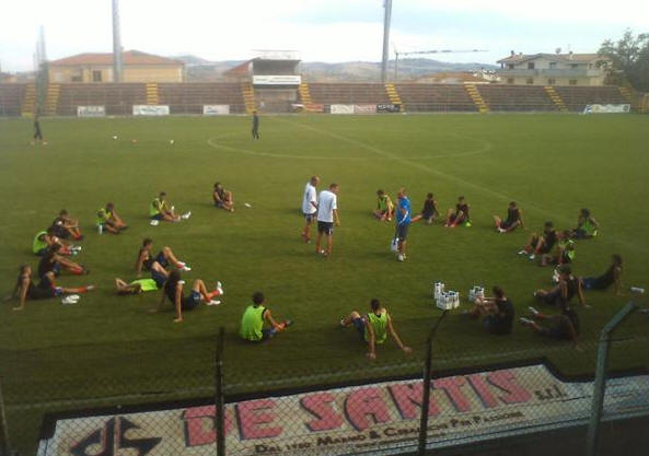 Giulianova, Domenica 31 Luglio 2011 - Il Giulianova di Tiziano De Patre  sceso in campo al Fadini oggi pomeriggio per la prima uscita dopo una settimana di preparazione. I giallorossi, sotto le mentite spoglie di   Giulianova A-Giulianova B, si sono affrontati in realt a ranghi misti chiudendo con il risultato di 3-3 gli 80 di gioco complessivi, 40 per tempo.