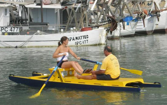IV Traversata dell'Adriatico in pattino Sebenico-Giulianova: la veneziana Giulia Ambrosi, 31 anni, architetto, in coppia con il giuliese Fioravante "Gabriellino" Palestini, 67 anni, noto come l'Uomo Plasmon, durante le prove di oggi, 22 luglio 2012, al porto di Giulianova. di 