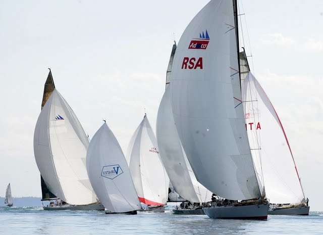 Vola Vola "Citt di Giulianova" del team Grrinta, seconda classificata di categoria alla Barcolana 2010: L'imbarcazione di Sergio Quirino Valente, che si intravvede a destra, ha chiuso un anno d'oro. Valente si  classificato terzo nella speciale classifica di Armatore dell'anno 2010.