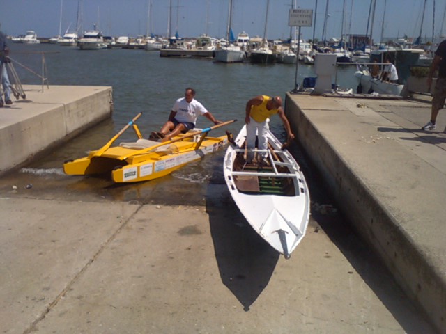1^ Regata in pattino Giulianova-San Benedetto-Giulianova rinviata per le avverse condizioni del mare, ma occasione di gemellaggio tra "pattino" e "mascareta": Nella foto a sinistra Fioravante Gabrillino Palestini, presidente dell'Associazione Uomini,donne ed eroi del mare, sul suo pattino e a destra Andrea Camin, della Voga Veneta, sulla sua "mascareta" all'arrivo dell'esibizione nel porto turistico di Giulianova 