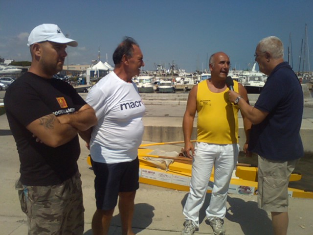 1^ Regata in pattino Giulianova-San Benedetto del Tronto-Giulianova in programma domenica 15 agosto 2010 a cura dell'Assocoazione "Uomini, Donne ed eroi del mare", di cui  presidente Fioravante "Gabrillino" Palestini, meglio noto come L'Uomo Plasmon: Nella foto il giornalista Rai Umberto Braccili intervista Anfrea Camin, rematore del Coordinamento della Voga Veneta, alla sinistra Cristiano Peroni, della Voga Grado, al centro Gabriellino Palestini, il promotore dell'iniziativa